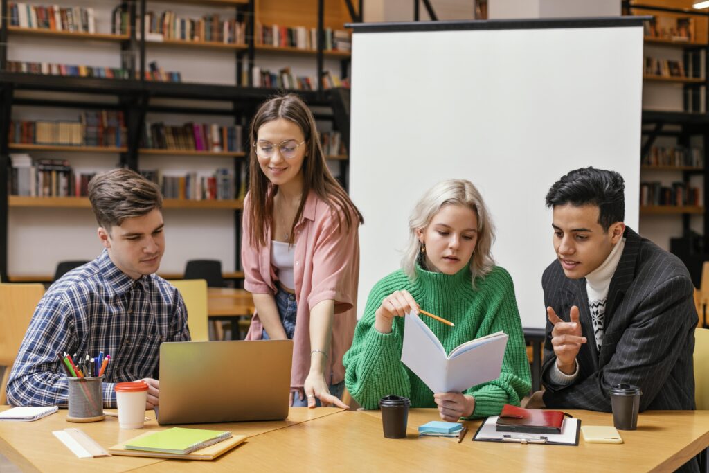 High School students collaborating using the Jigsaw technique, reflecting modern educational trends.